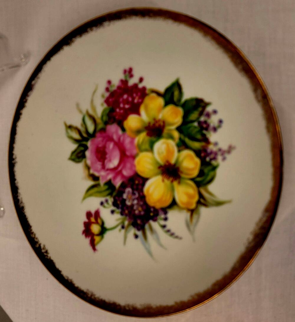 VNTG Royal Crown Japan Plate Discontinued Floral Pattern Hand Painted Gold Trim